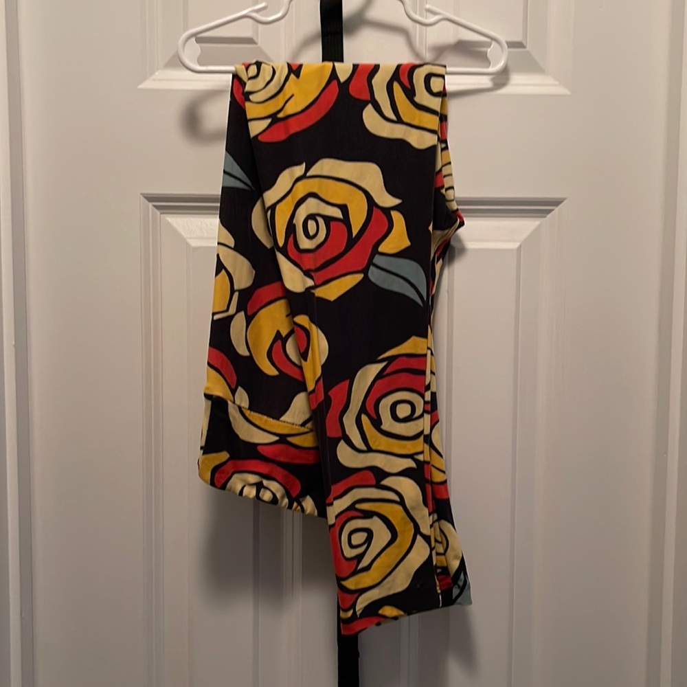 Used LuLaRoe Leggings OS Roses
